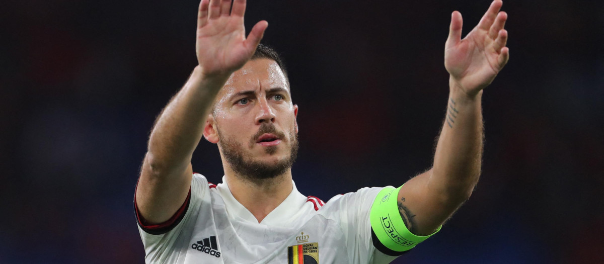 Eden Hazard saluda a la afición como capitán de Bélgica en la Nations League