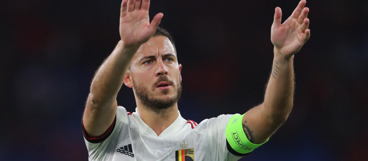 Eden Hazard saluda a la afición como capitán de Bélgica en la Nations League