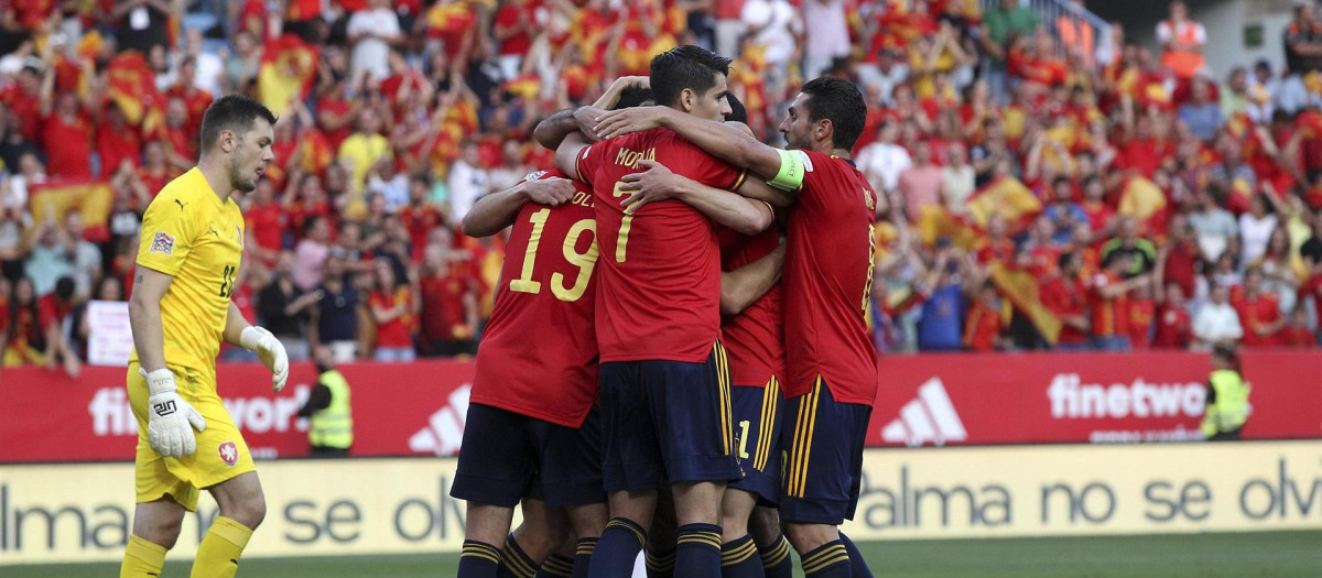 Los jugadores de la Selección celebran el gol ante la República Checa