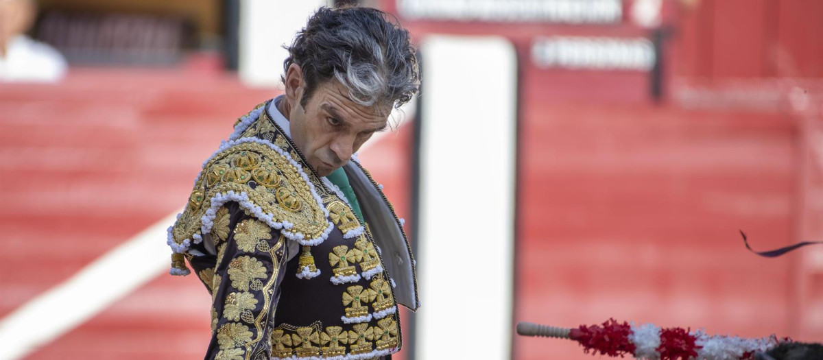 El torero madrileño José Tomás en la lidia al primero de la tarde, durante la corrida celebrada este domingo en la plaza de toros de Jaén