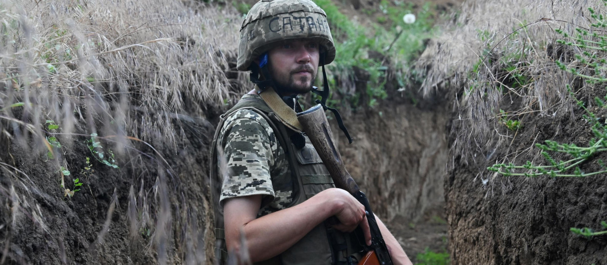 Un militar ucraniano Petro, de 32 años, camina en una trinchera en una posición ocupada por el ejército ucraniano entre las ciudades sureñas de Mykolaiv y Kherson