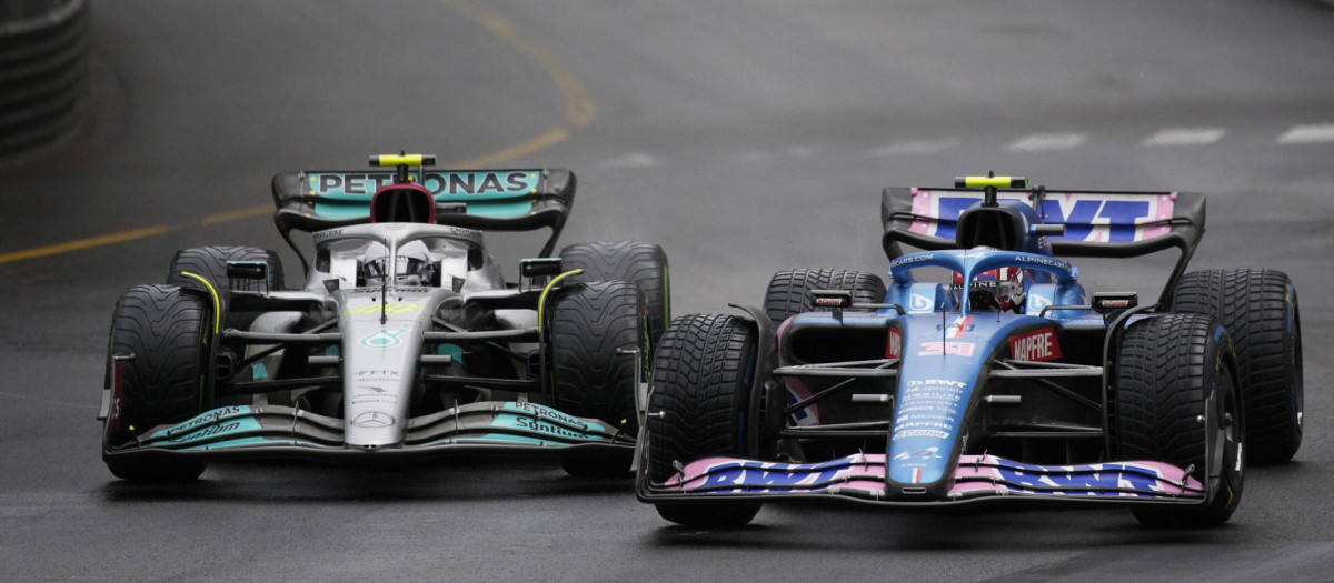Hamilton, con su Mercedes, junto al Alpine de Esteban Ocon