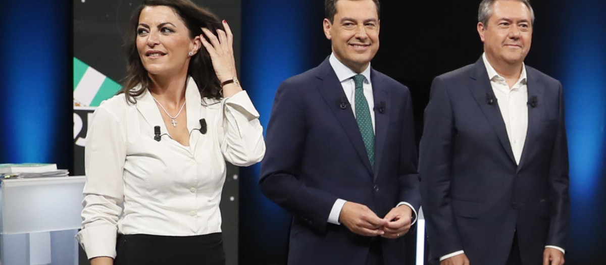 Los candidatos Juanma Moreno (PP), Juan Espadas (PSOE) y Macarena Olona (Vox) en el primer debate electoral