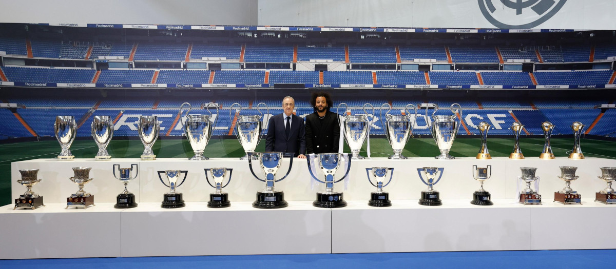 Marcelo y Florentino Pérez posan con todos los títulos ganados por el jugador