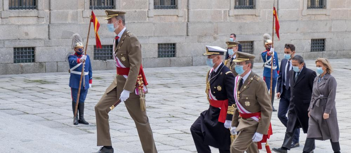 Los lanceros del Escuadrón de Escolta Real saludan al Rey en el patio de los Reyes de San Lorenzo de El Escorial