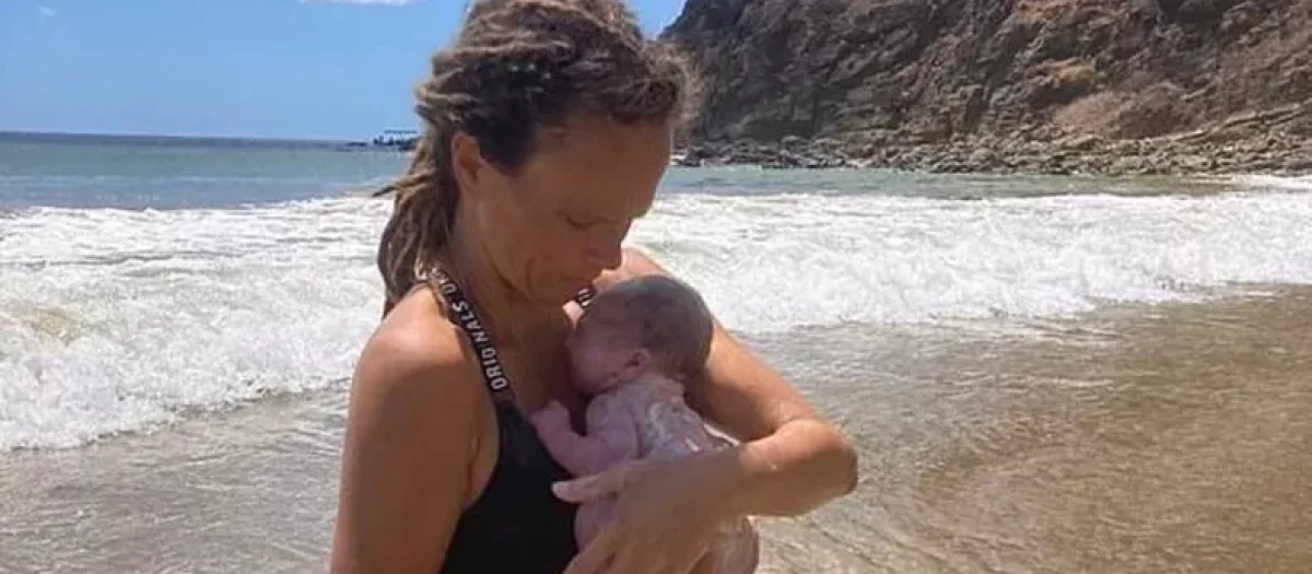 Josy Peukert y su bebé en una playa de Nicaragua