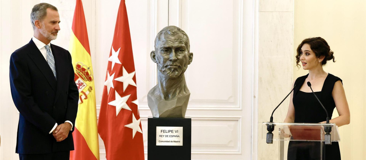 Felipe VI durante el acto de presentación de su busto encargado por la Comunidad de Madrid para reconocer la labor de la Corona