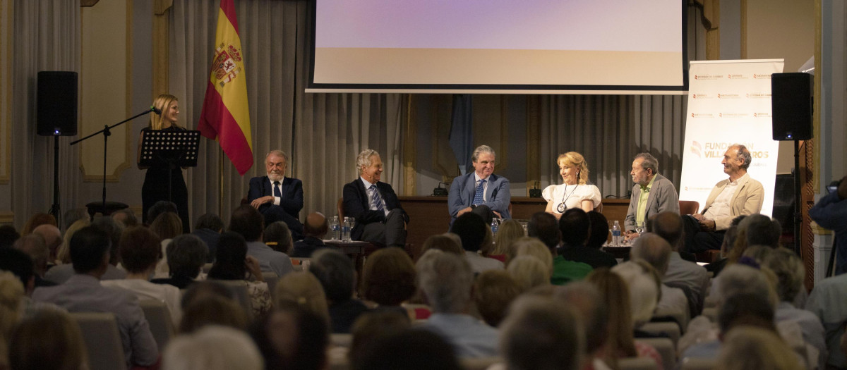 Iñigo Gómez-Pineda, Esperanza Aguirre, Jaime Carvajal, Rafael Dávila, Juan José Laborda y Jaime Mayor Oreja participan en el acto de la Fundación Villacisneros moderado por Patricia Sanz