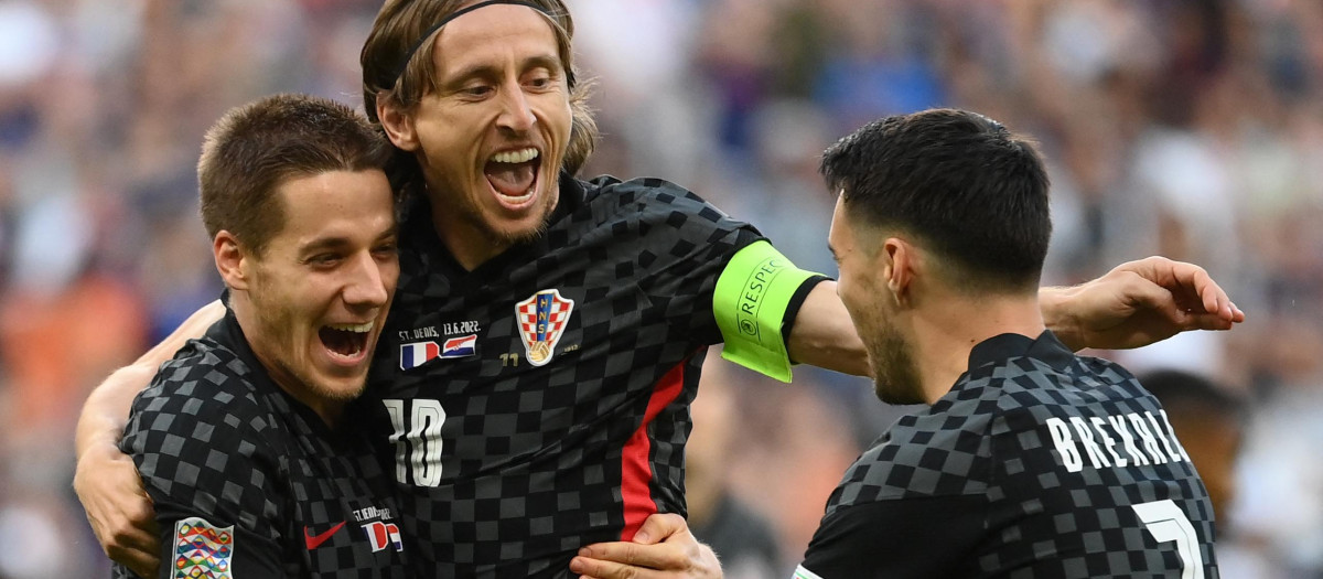 Modric se abraza con dos de sus compañeros tras marcar el gol a Francia