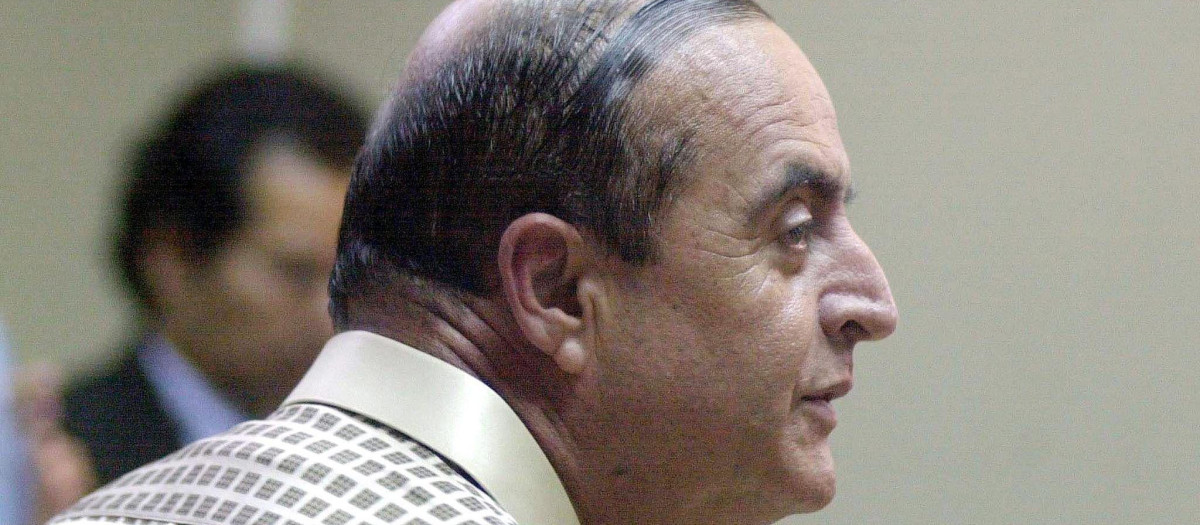 LIM01 LIMA (PERÚ) 21/07/2012.- Imagen de archivo del exasesor presidencial Vladimiro Montesinos tomada el 27 de marzo de 2003 durante su juicio en el tribunal de la prisión Lurigancho en Lima, Perú. Una sala de la Corte Suprema de Justicia de Perú redujo ayer, 20 de julio de 2012, una de las penas más altas recibidas por Montesinos, la de 25 años de cárcel, a 20 años de prisión, tras anular el delito de lesa humanidad, además de las dictadas contra el grupo Colina. El presidente de la Sala Penal Permanente de la Corte Suprema, Javier Villa Stein, dijo que esta medida se extiende también al excomandante general de las fuerzas armadas Nicolás Hermoza y a los generales Julio Salazar Monroe y Juan Rivera Lazo, que fueron condenados a 25 años de cárcel y ahora cumplirán 22 años de prisión. El presidente peruano, Ollanta Humala, rechazó hoy el fallo y anunció, en declaraciones a los periodistas, que la resolución será apelada por la procuraduría del Estado. EFE/MARTIN MEJIA/POOL