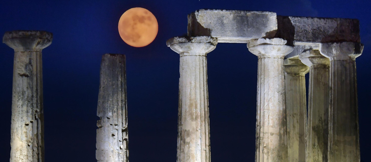Superluna de fresa vista desde el templo de apolo en Corinto, Grecia