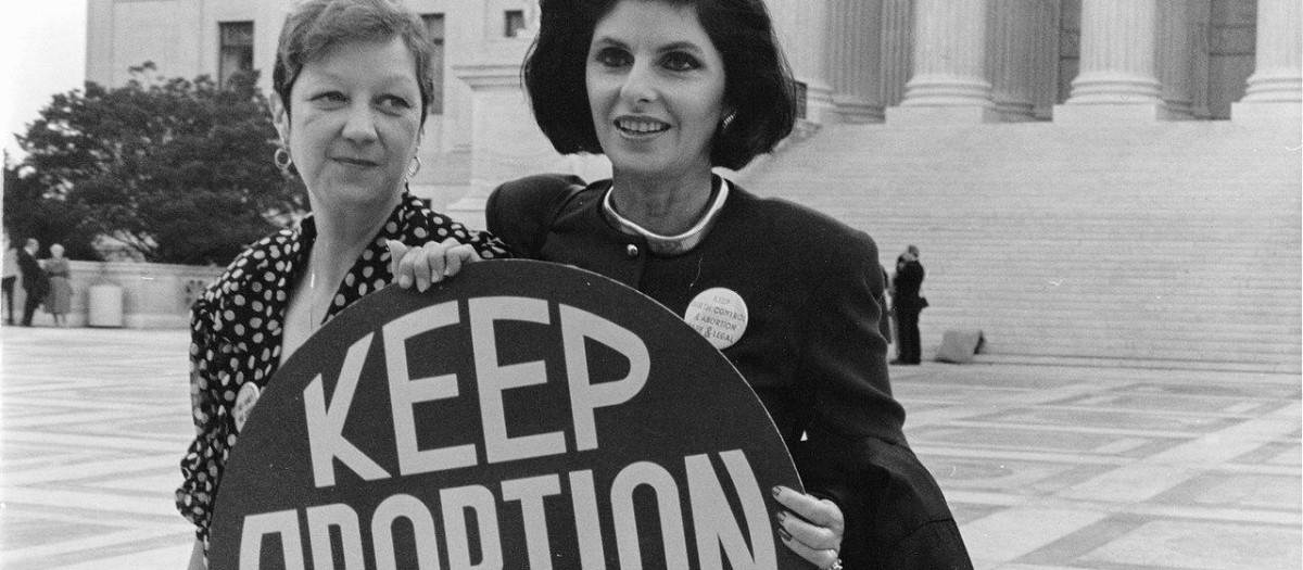 Jane Roe y su abogada Gloria Alfred, frente a la Corte Suprema en 1989
