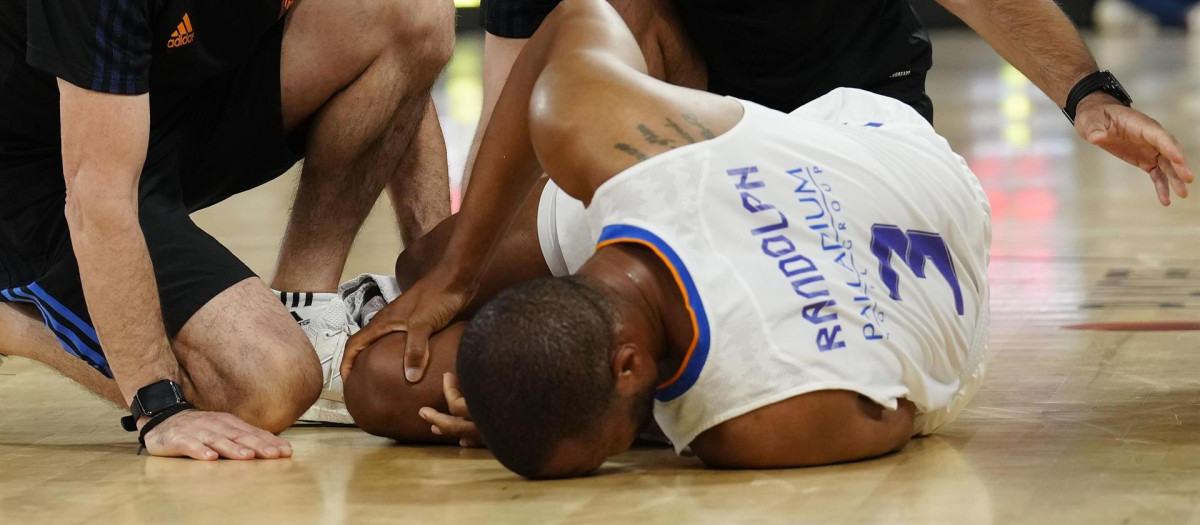 Anthony Randolph, jugador del Real Madrid tendido en el suelo tras su lesión