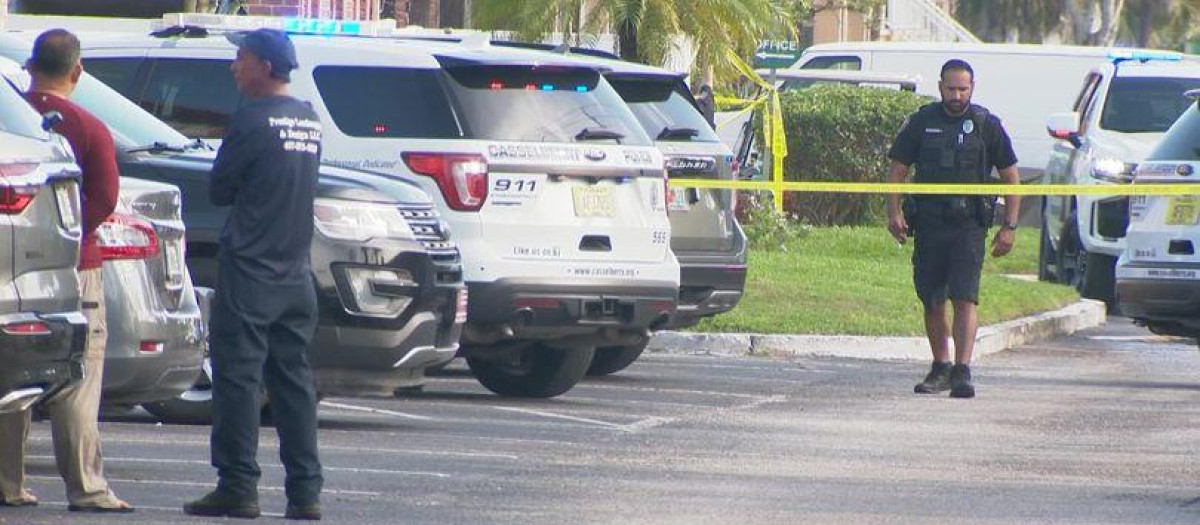 Los policías acordonan el lugar el tiroteo en Casselberry, Orlando