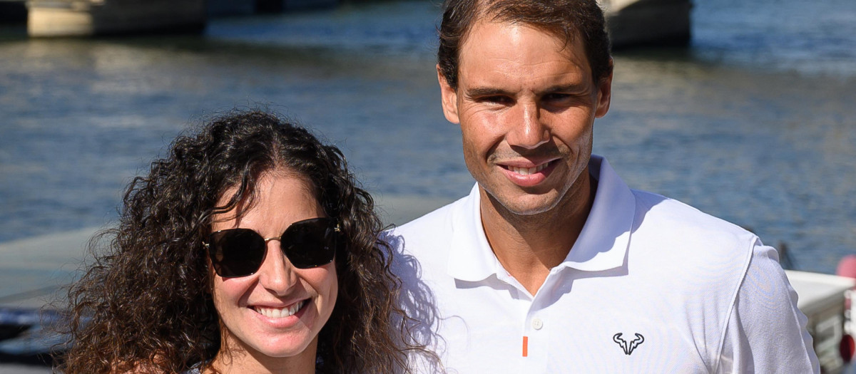 La pareja posando con la copa ganada por Rafa en el Roland Garros de este 2022 el pasado 6 de junio