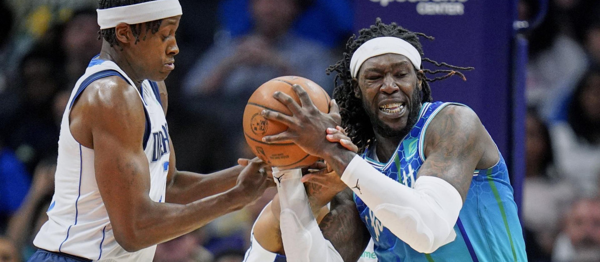 Montrezl Harrell, de azul y a la derecha, en un partido de la NBA esta temporada