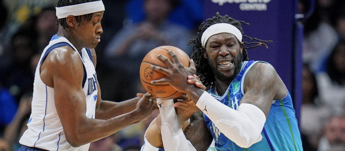 Montrezl Harrell, de azul y a la derecha, en un partido de la NBA esta temporada
