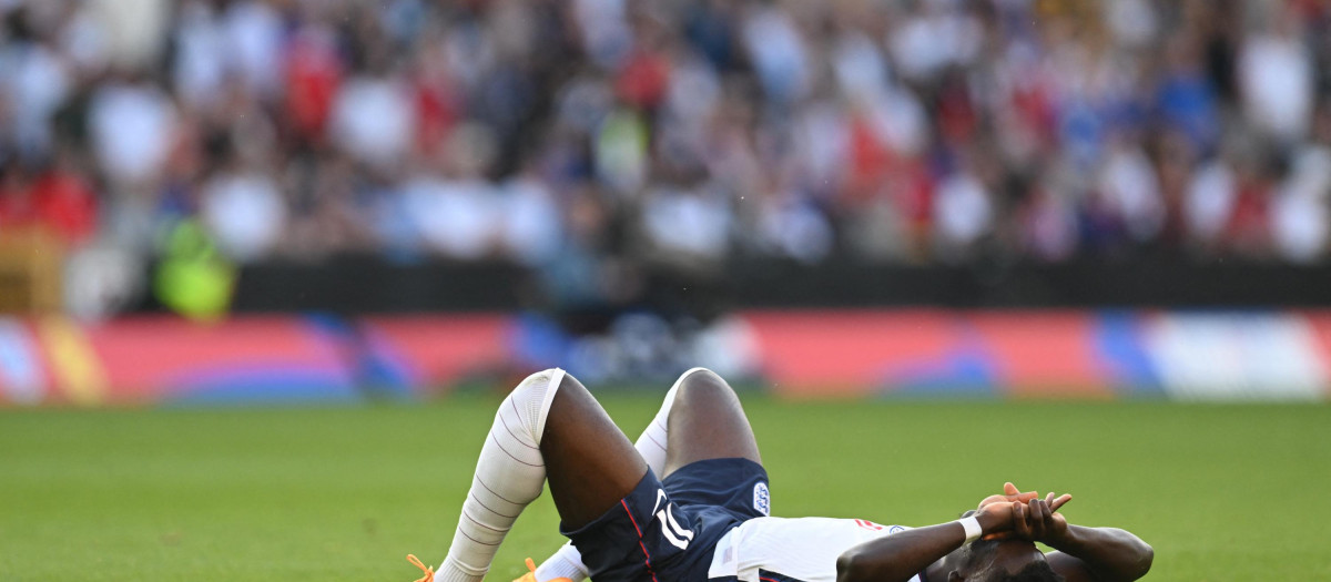 El jugador inglés Saka se lamenta en el partido ante Hungría
