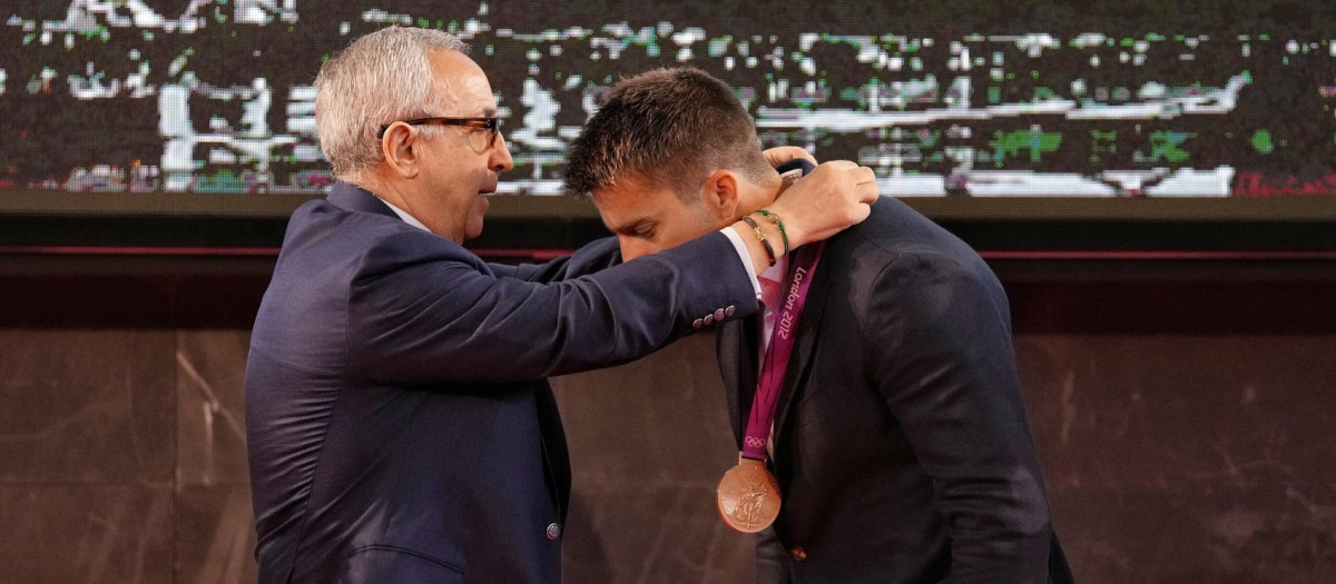 Alejandro Blanco, presidente del COE, da la medalla a Sete Benavides