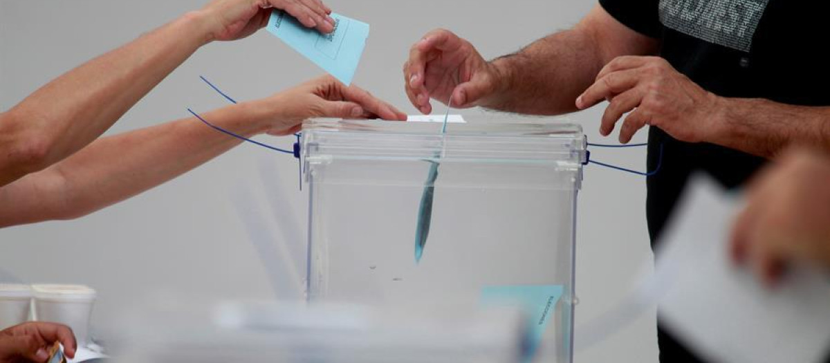 Imagen de archivo de una urna electoral en unos comicios en Andalucía