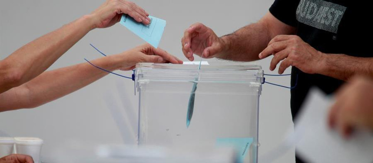 Imagen de archivo de una urna electoral en unos comicios en Andalucía