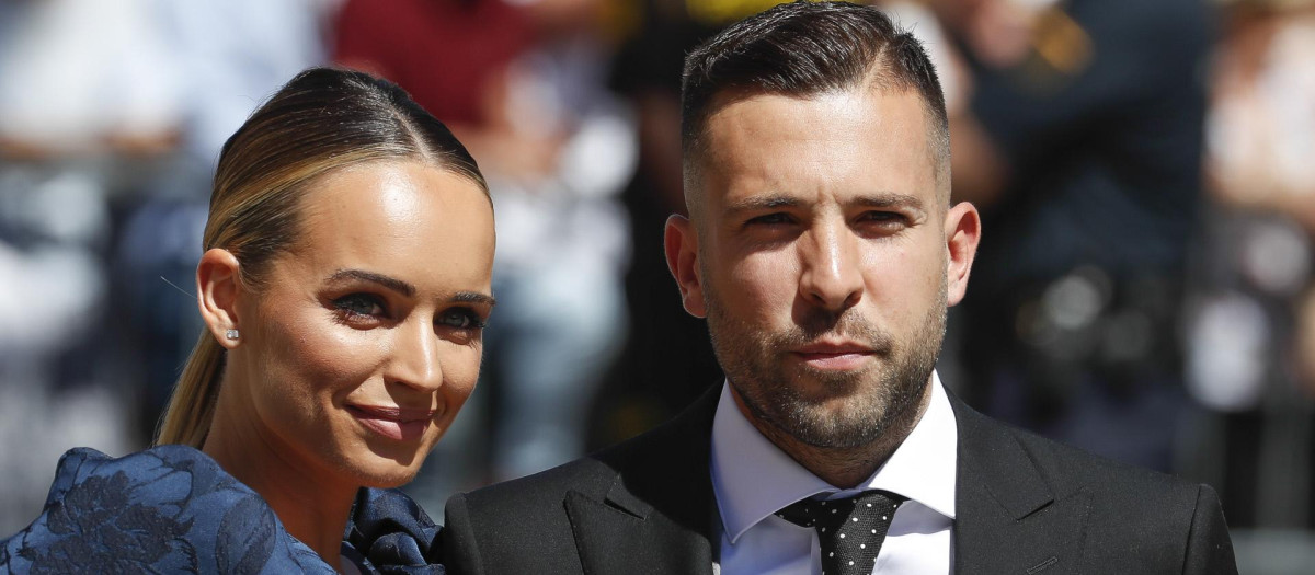 Romarey Ventura y Jordi Alba, en la boda de Sergio Ramos y Pilar Rubio en Sevilla el 15 de junio de 2019