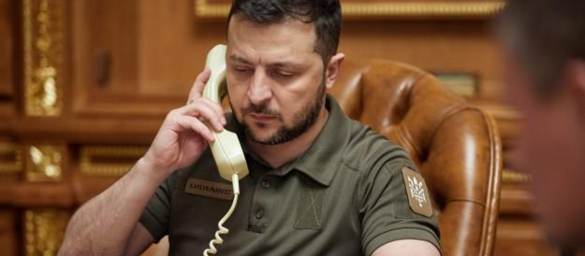 El presidente de Ucrania, Volodímir Zelenski, esta semana, en su despacho atendiendo el teléfono