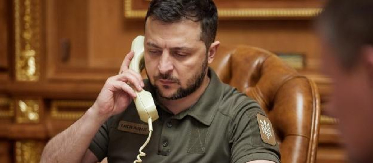 El presidente de Ucrania, Volodímir Zelenski, esta semana, en su despacho atendiendo el teléfono