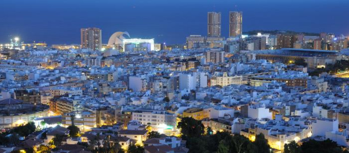 Vistas nocturnas de Santa Cruz de Tenerife, la ciudad más barata de España para viajar este verano