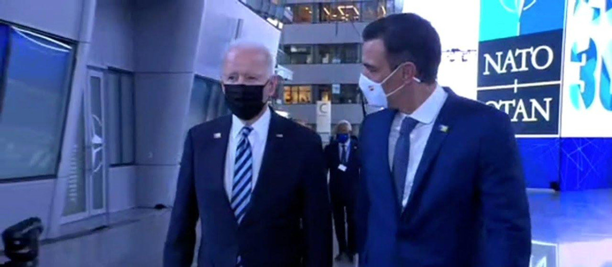 Pedro Sánchez "al asalto" de Joe Biden en un pasillo