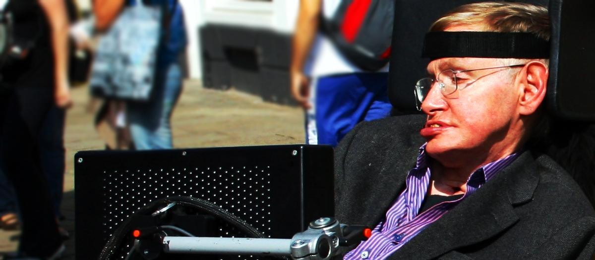Stephen Hawking, físico teórico, astrofísico, cosmólogo y divulgador científico británico