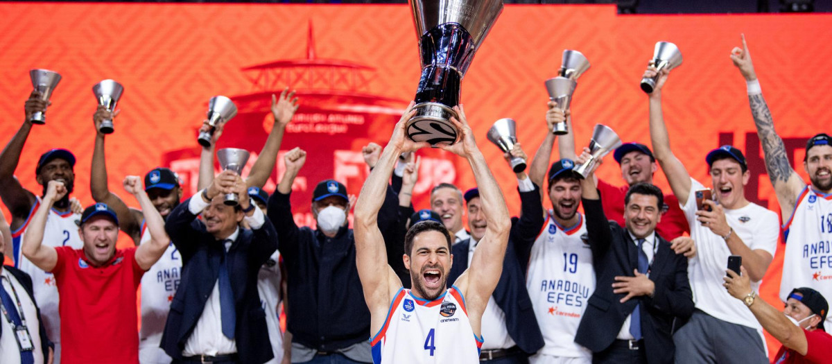 Los jugadores de Anadolu Efes Istanbul en la celebración de la Euroliga 2021