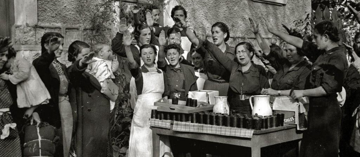 Reparto de comida por mujeres de la Sección Femenina