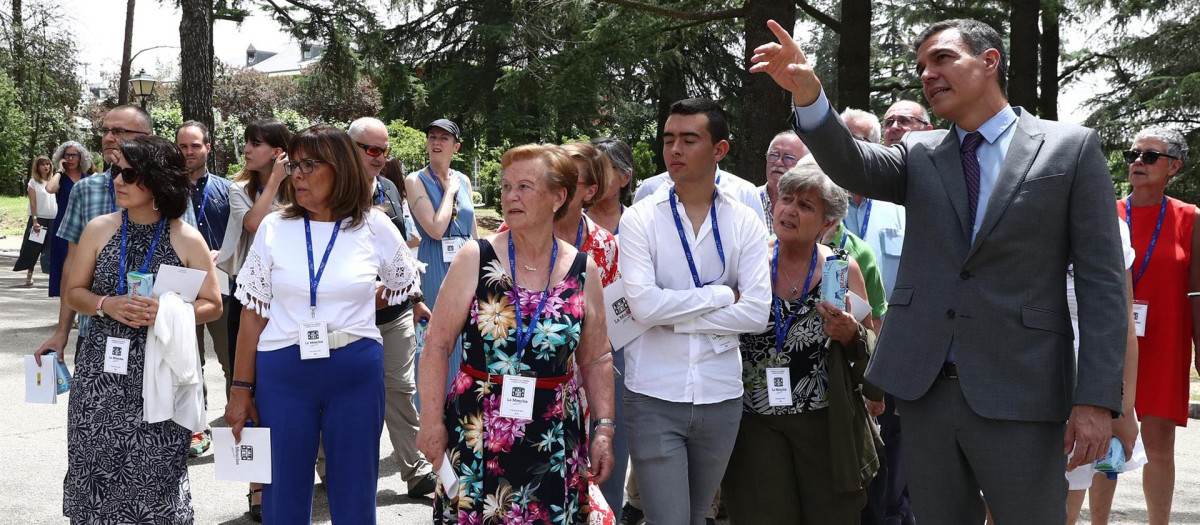 El presidente del Gobierno Pedro Sánchez, acompaña a los participantes del programa Moncloa Abierta en su recorrido por el Complejo de La Moncloa este jueves