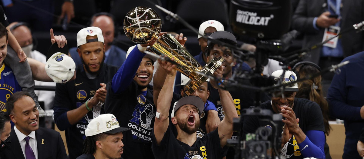 Steph Curry levanta el trofeo de campeón de la NBA