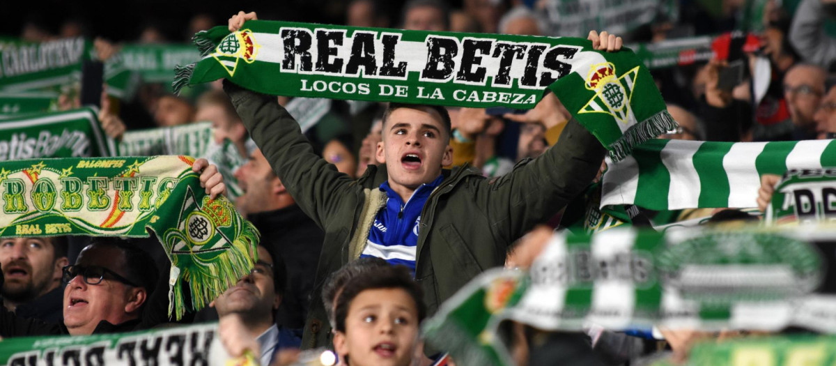 Un aficionado bético levanta una bufanda del equipo en el estadio Benito Villamarín