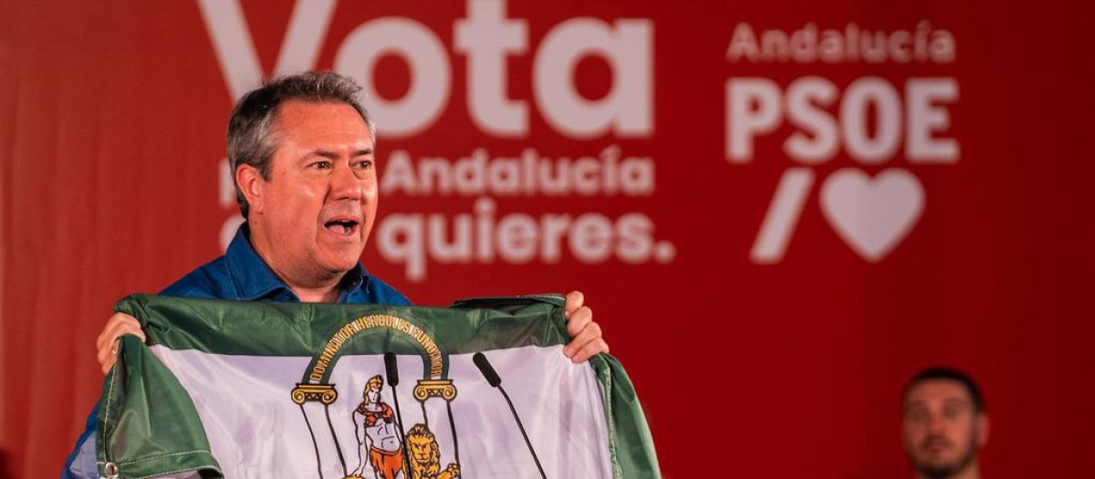 Juan Espadas sosteniendo una bandera de Andalucía