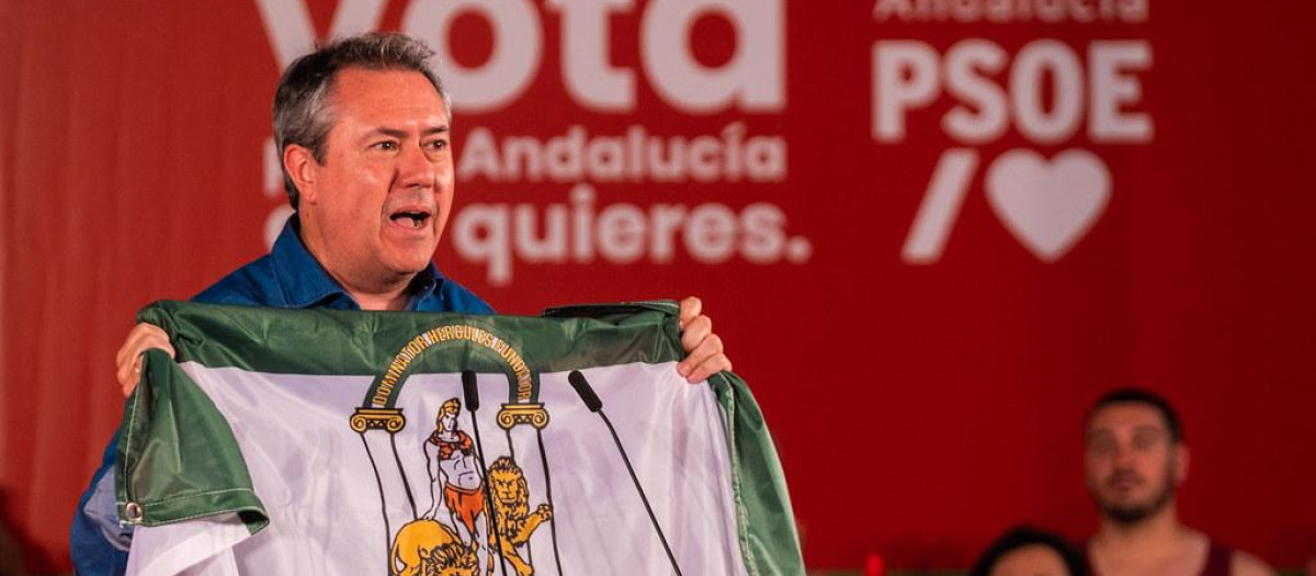 Juan Espadas sosteniendo una bandera de Andalucía