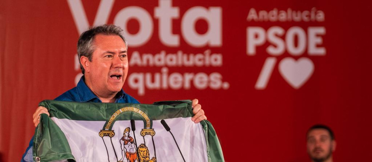 Juan Espadas sosteniendo una bandera de Andalucía