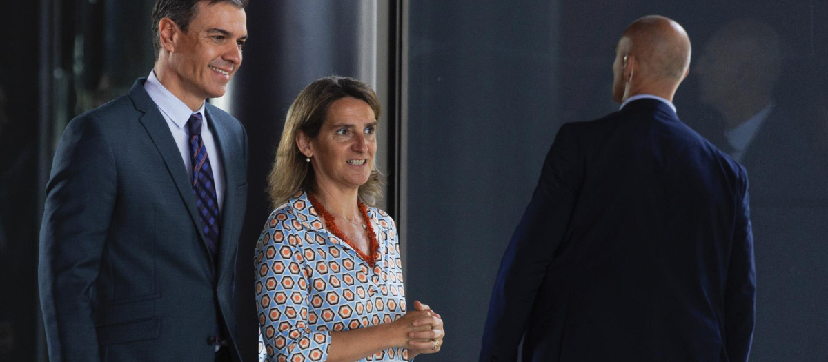 El presidente del Gobierno, Pedro Sánchez, junto con la vicepresidenta tercera, Teresa Ribera