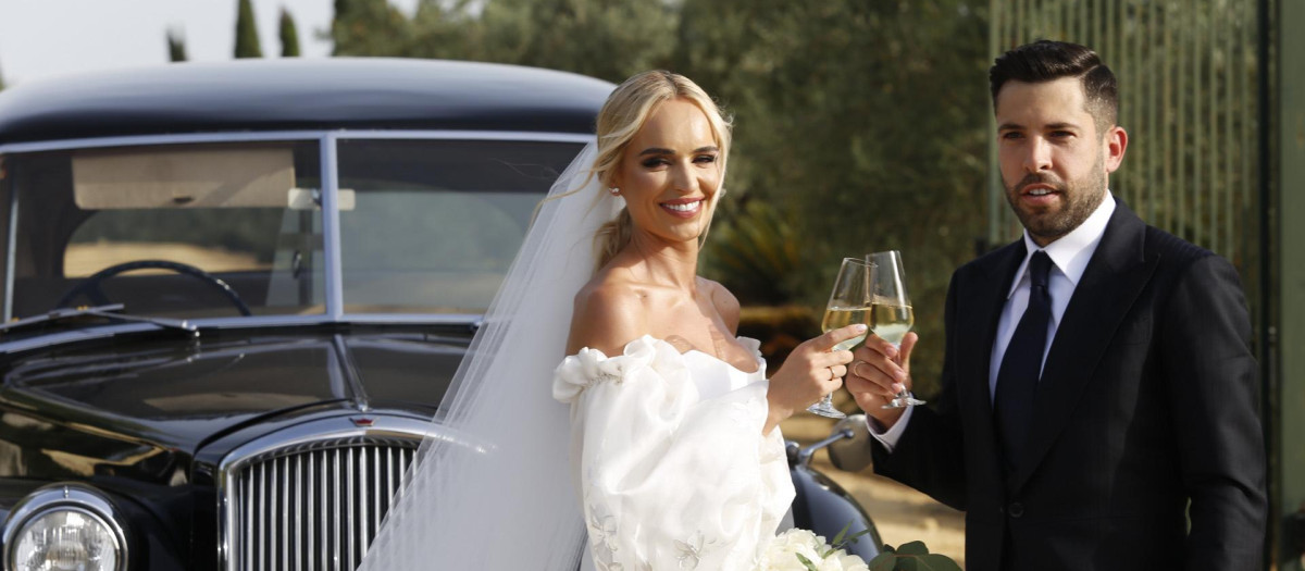Jordi Alba y su mujer, Romarey Ventura, en su primera imagen como recién casados este viernes 17 de junio en Sevilla