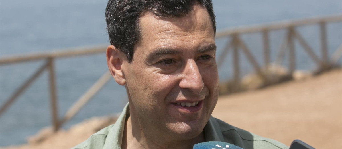 Juanma Moreno, el líder popular, durante su paseo familiar este sábado por la mañana en Málaga