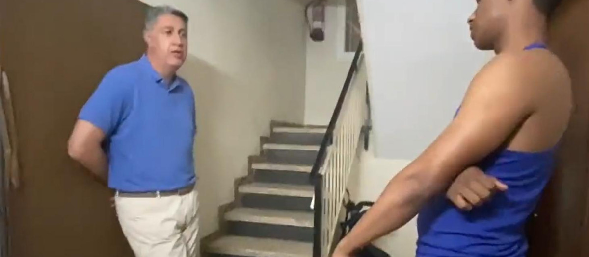 Xavier García Albiol conversa con uno de los okupas