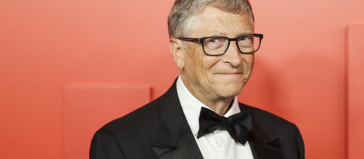 Bill Gates posando en una alfombra roja en Nueva York