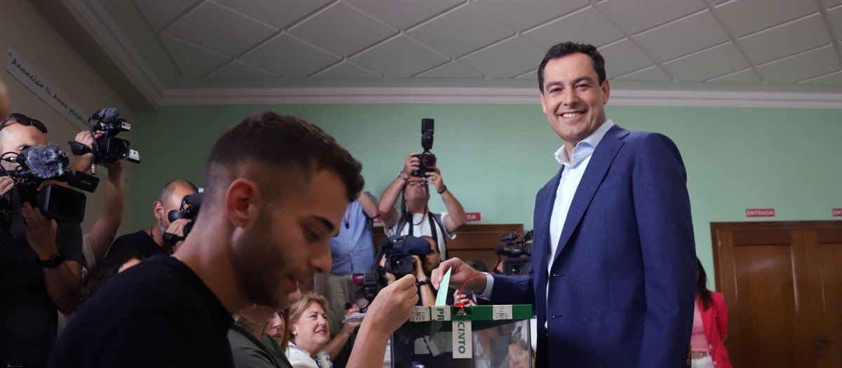 El presidente del PP andaluz y candidato a revalidar la Presidencia de la Junta, Juanma Moreno, acude a votar con motivo de las elecciones autonómicas, en su colegio electoral en la capital malagueña