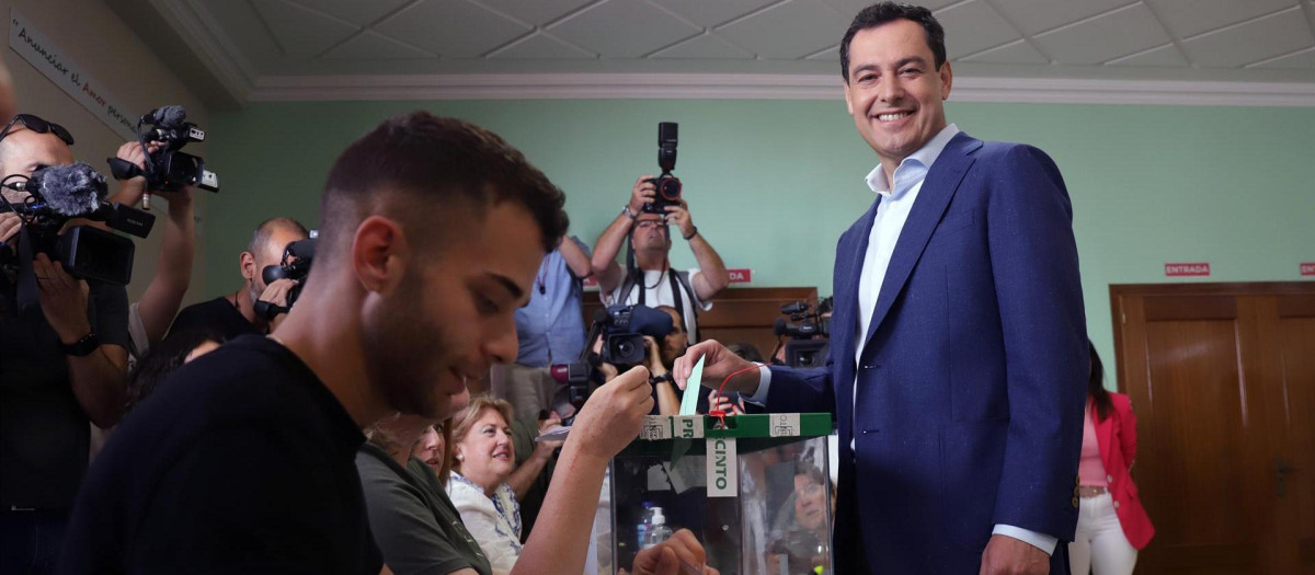 Juanma Moreno en el momento de votar