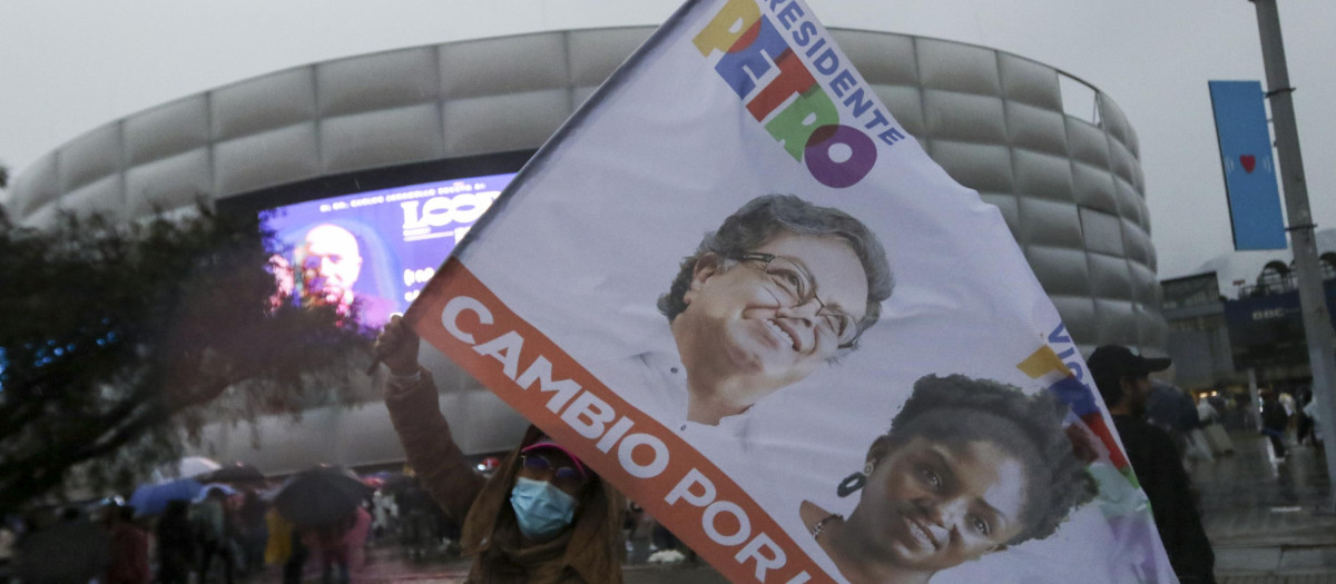 Los partidarios del candidato presidencial de izquierda colombiano Gustavo Petro