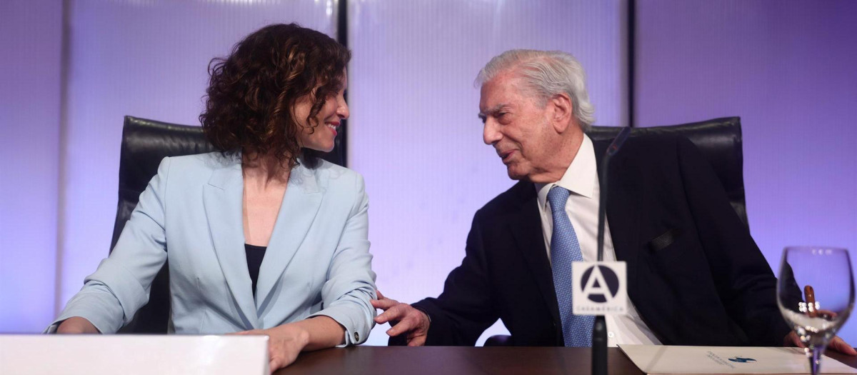 La presidenta de la Comunidad de Madrid, Isabel Díaz Ayuso y el escritor Mario Vargas Llosa, durante el XV Foro Atlántico, en Casa América