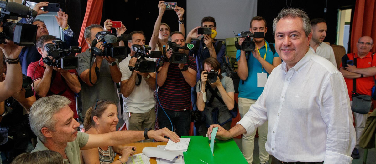 Juan Espadas votando
