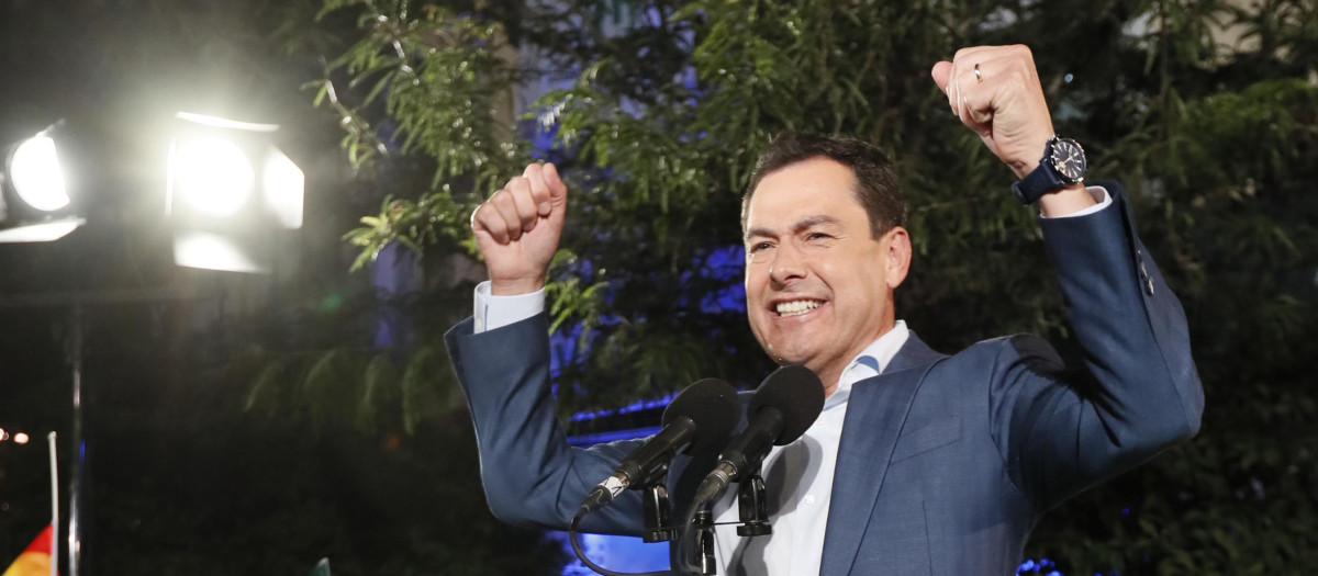 Juanma Moreno celebrando la victoria